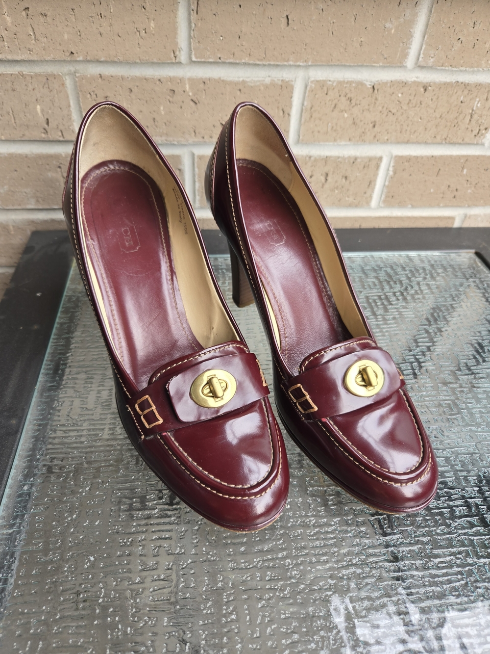 Coach Burgundy Patent Leather Heels with Gold-Tone Turnlock Made In Italy 9,5 B - Picture 1 of 13